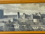 une photo d'une photo représentant un château, dans un cadre