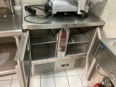 un grille-pain posé sur un plan de travail dans une cuisine
