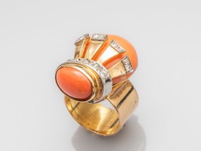 une bague en corail orange et diamants, signée Van Cleef