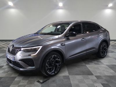 un SUV Buick gris de 2021 garé sur un sol à damier