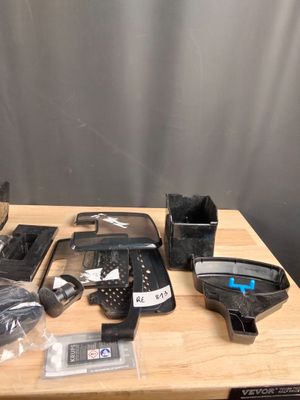 813/Lot pour piece:cafetiere, hachoir, television dont les m…