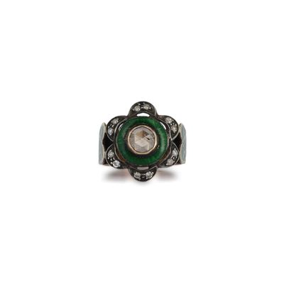 gros plan d'une bague sur fond blanc