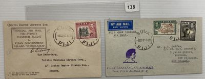 Deux vieilles enveloppes affranchies sont exposées dans une vitrine.