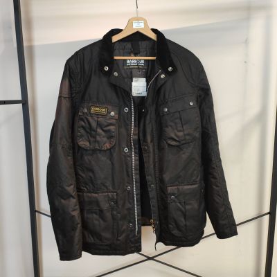 La veste est suspendue à un portant dans un magasin de vêtements.