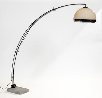 un lampadaire noir et blanc avec un pied en marbre