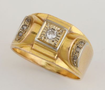 gros plan d'une bague en or avec un diamant au centre