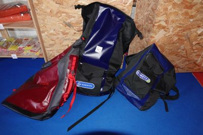 trois sacs posés sur un tapis bleu