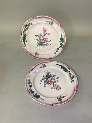 deux assiettes avec des fleurs sur une table