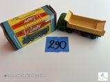 un petit camion jouet et une boîte avec un timbre