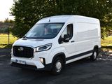 une camionnette blanche garée dans un parking