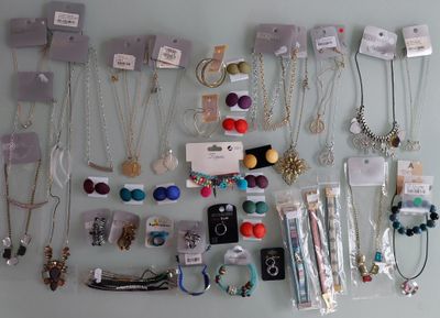 lot de 70 bijoux neuf - Photo 1