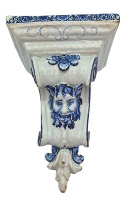 une image représentant un vase bleu et blanc orné d'une tête de lion