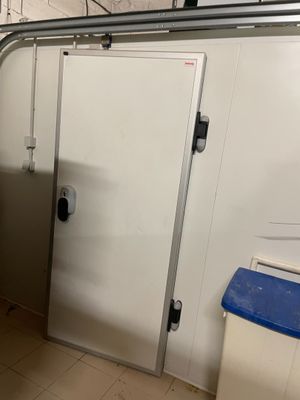 une salle de bains équipée de toilettes et d'une poubelle