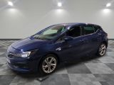 une voiture bleue garée dans un garage au sol en damier
