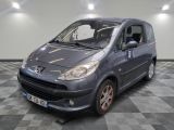 la photo d'une petite voiture grise garée dans un garage