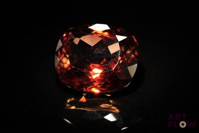gros plan d'un diamant rouge sur une surface noire