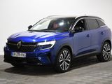 un SUV bleu garé sur un sol à damier dans un showroom
