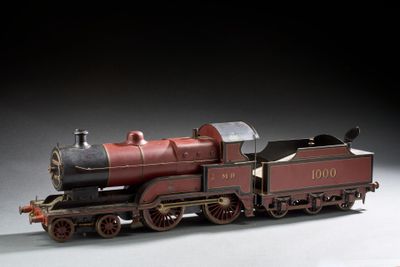 une maquette de train exposée sur une table