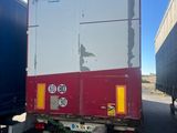 deux camions garés l'un à côté de l'autre
