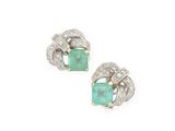 une paire de boucles d'oreilles en émeraude et diamant