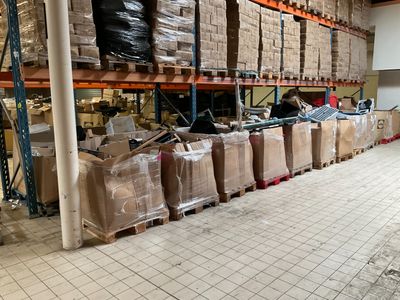 un grand entrepôt rempli de boîtes et de palettes