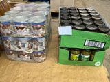 de nombreuses canettes de bière et de cornichons sur la table