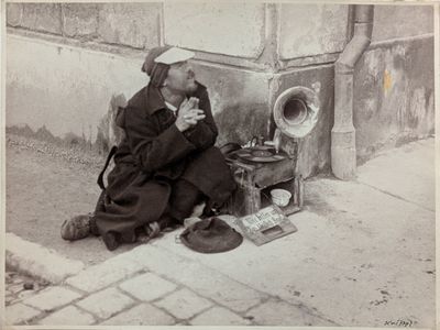 un homme assis par terre en train de manger quelque chose