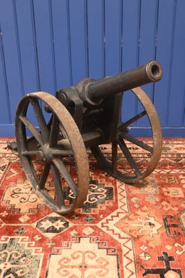 an old cannon sitting on top of a rug