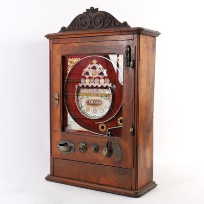 une armoire en bois contenant une horloge