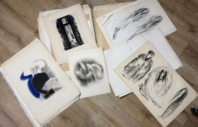 beaucoup de dessins qui traînent par terre