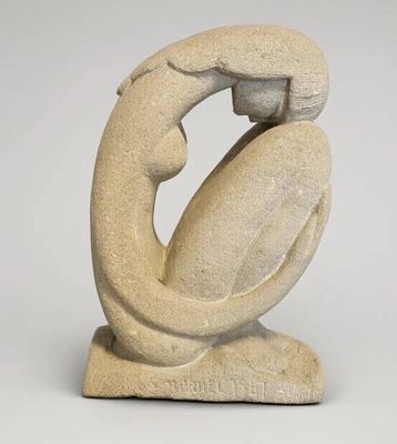 une image représentant une sculpture en pierre d'une femme tenant un oiseau