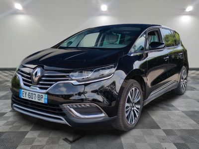 une voiture noire garée dans un garage au sol en damier
