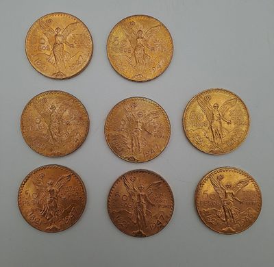 six types différents de pièces d'or sur une surface blanche