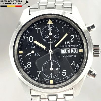 gros plan d'une montre-bracelet avec un cadran noir