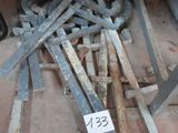 un tas de vieux outils métalliques rouillés par terre