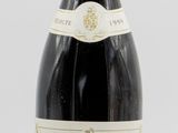 une bouteille de vin posée sur une table