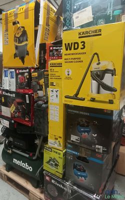 many different types of vacuums on the shelves in the store
