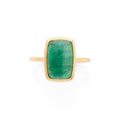 une bague en or sertie d'une émeraude au centre