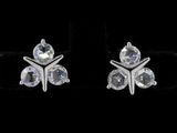 paire de boucles d'oreilles en cristal blanc sur fond noir, avec reflet