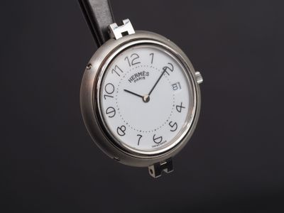 un gros plan d'une montre-bracelet sur fond noir