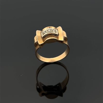 une bague en or avec un diamant serti au centre