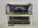 deux boîtes contenant chacune une maquette de voiture et une boîte contenant une maquette de voiture