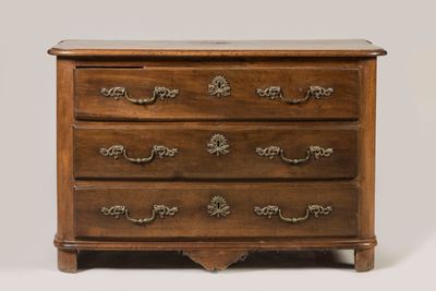une commode en bois avec un plateau en marbre