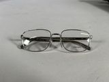 une paire de lunettes posée sur une table à côté d'un clavier