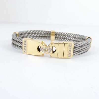un gros plan d'un bracelet orné d'un cœur