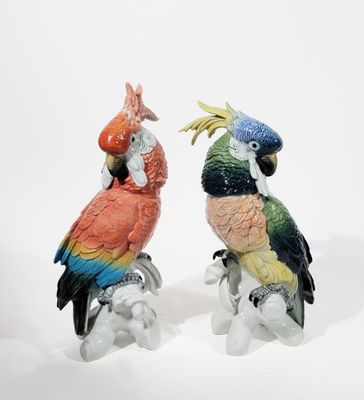 deux figurines de perroquets posées l'une sur l'autre