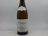 la bouteille de vin blanc est posée sur la table