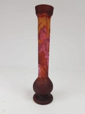 un vase posé sur une surface blanche