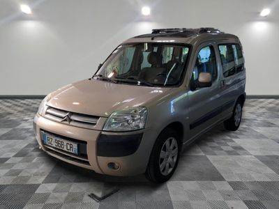 une petite camionnette garée sur un sol à damier