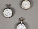 trois montres de poche en argent comportant des chiffres romains